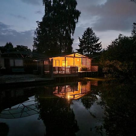 Rustig Gelegen Chalet Solvo Met Terras Aan Het Water Geel Exterior photo