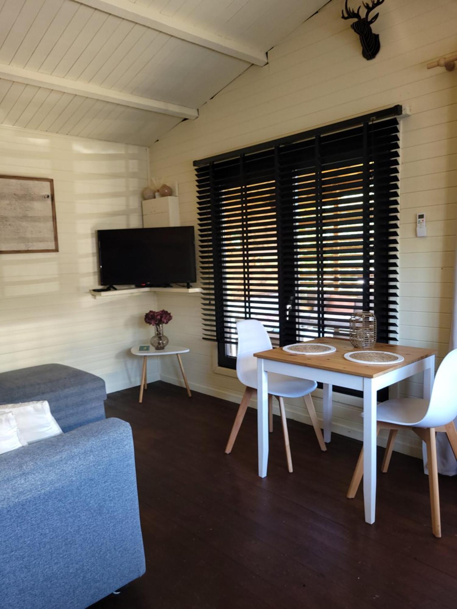 Rustig Gelegen Chalet Solvo Met Terras Aan Het Water Geel Exterior photo